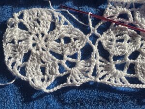 Attaching on the 4th chain of the 7-ch part.