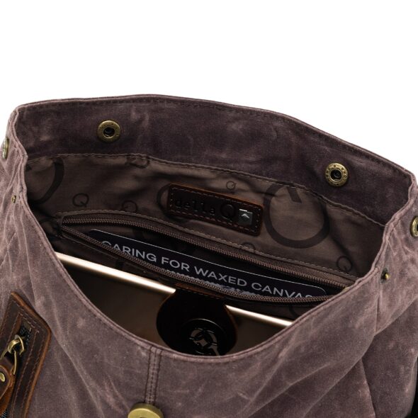 Makers Midi Backpack. Closeup of built-in yarn cutter