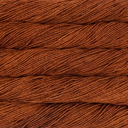 Caramel (142) – A smooth honey-brown with cozy depth.